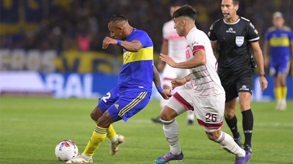 Con protagonismo del VAR, Boca empató con Lanús en la Bombonera.