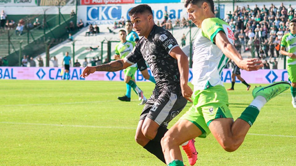 Con un golazo y el VAR, Sarmiento lo dio vuelta ante Defensa y Justicia.