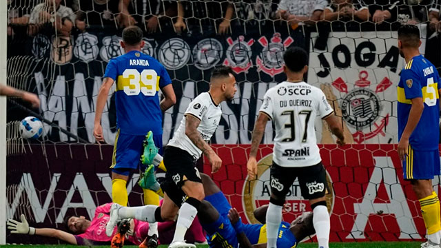 Boca perdió con Corinthians y quedó último en su grupo.