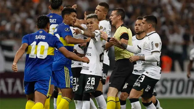 Boca perdió con Corinthians y quedó último en su grupo.