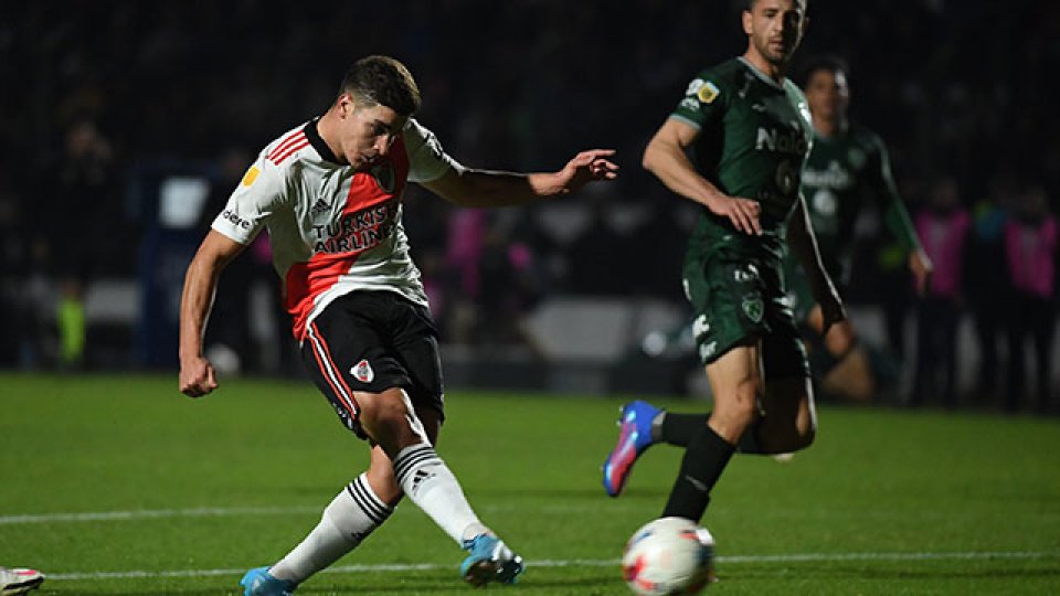 River apabulló a Sarmiento con un triplete de Julián Álvarez.