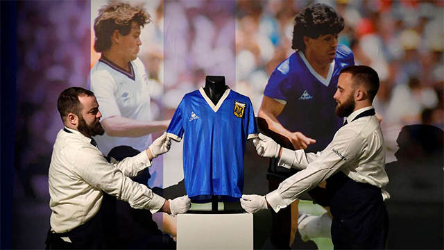 La subasta por la camiseta de Maradona tiene una única oferta.