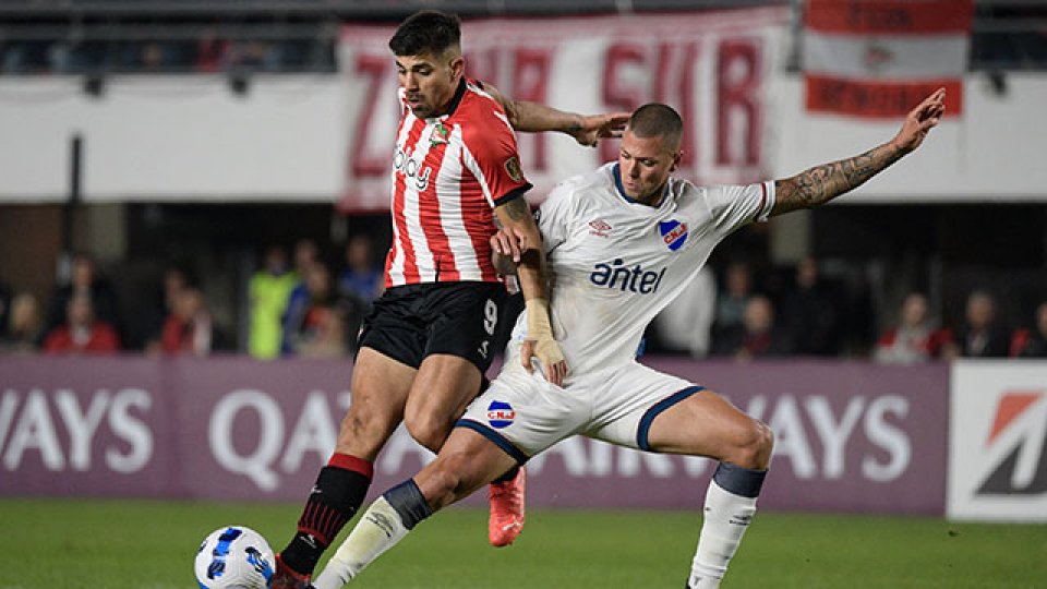 Estudiantes le ganó a Nacional y se clasificó a los octavos de final.