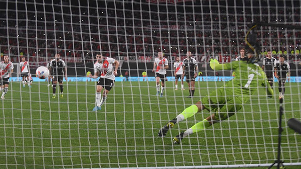 River derrotó a Platense gracias a un penal polémico.