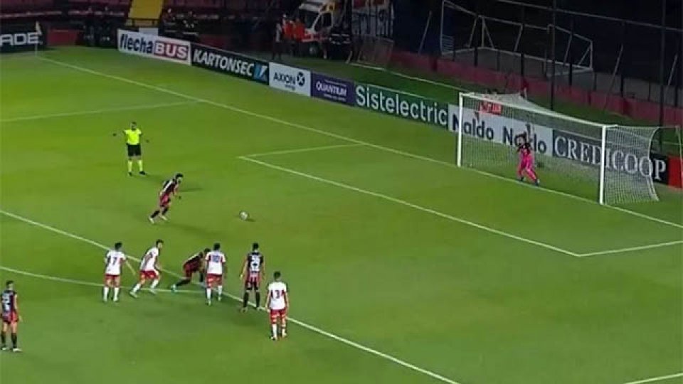 Gudiño erró un penal en Patronato por la Copa Argentina.