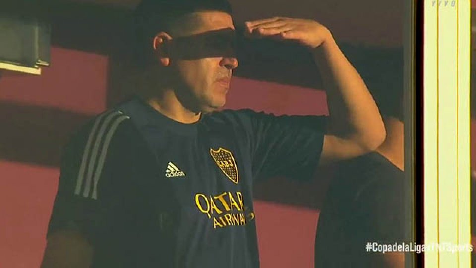 Riquelme se hizo presente en el estadio de Lanús.