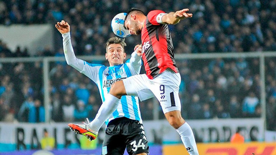 Con gol de Chancalay y uno menos, Racing ganó y se acerca a octavos