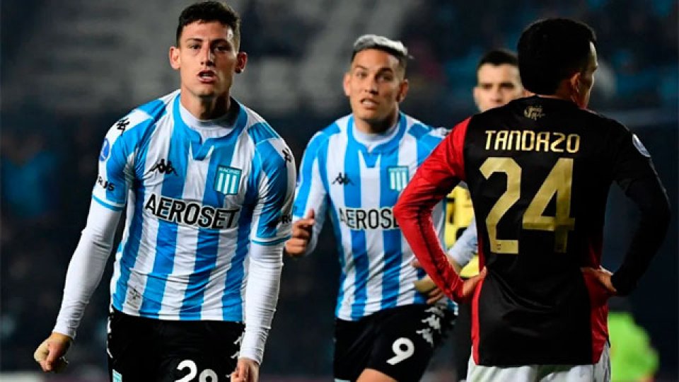 Con gol de Chancalay y uno menos, Racing ganó y se acerca a octavos.