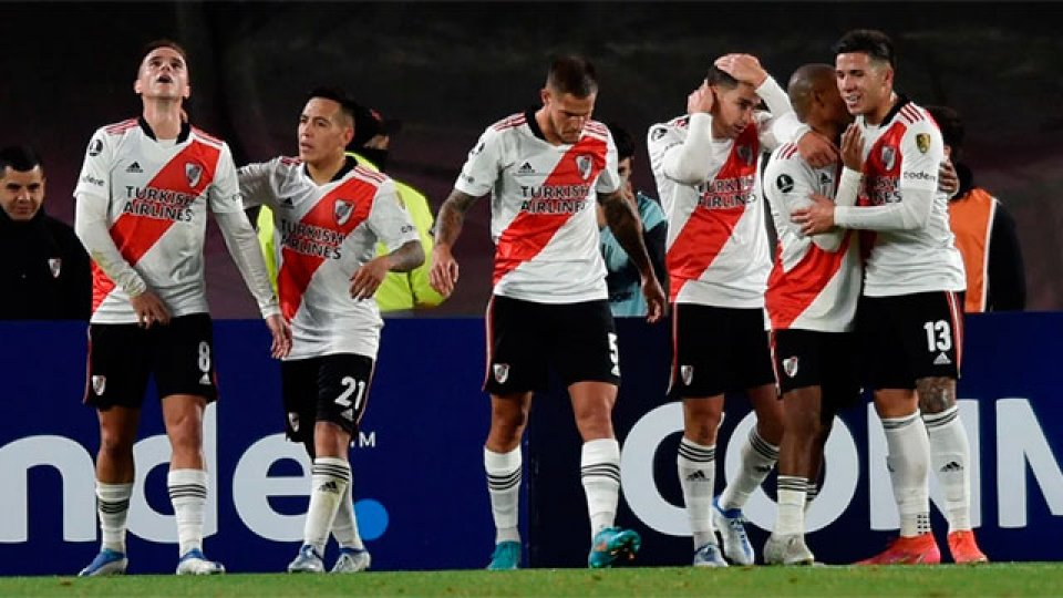 River goleó a Colo Colo y está en los octavos.