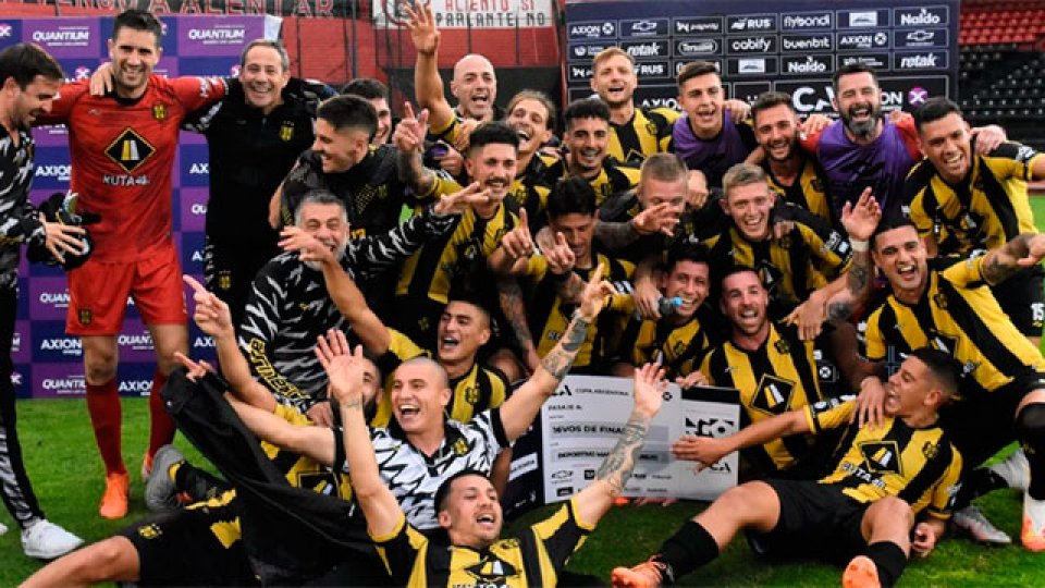 Deportivo Madryn dio el batacazo y eliminó a Huracán de la Copa Argentina.