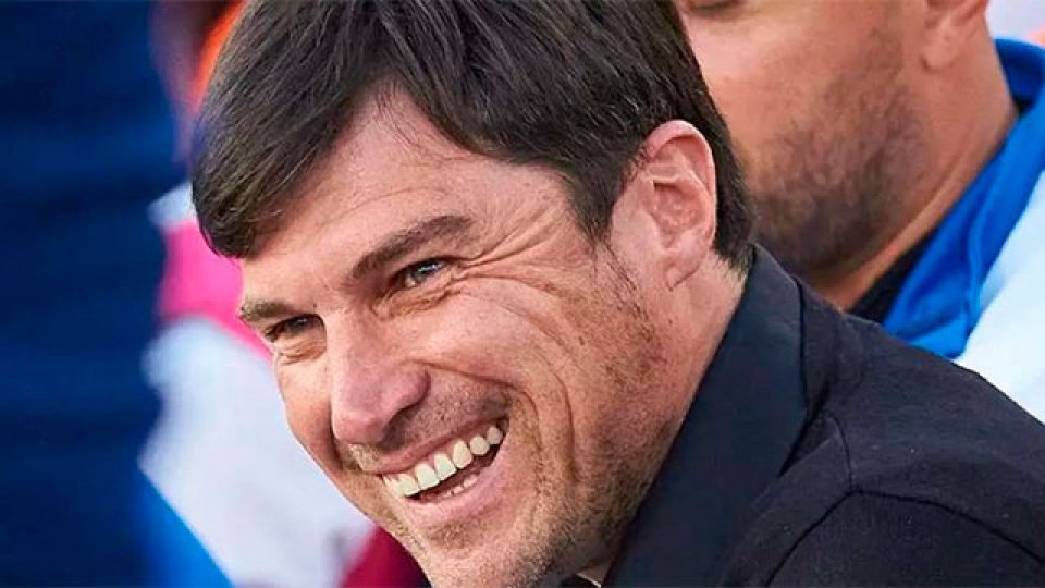 Alexander Medina regresa al país y será el nuevo entrenador de Vélez.