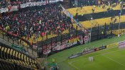 Video: así fue la pelea entre hinchas de Colón y Peñarol en las tribunas