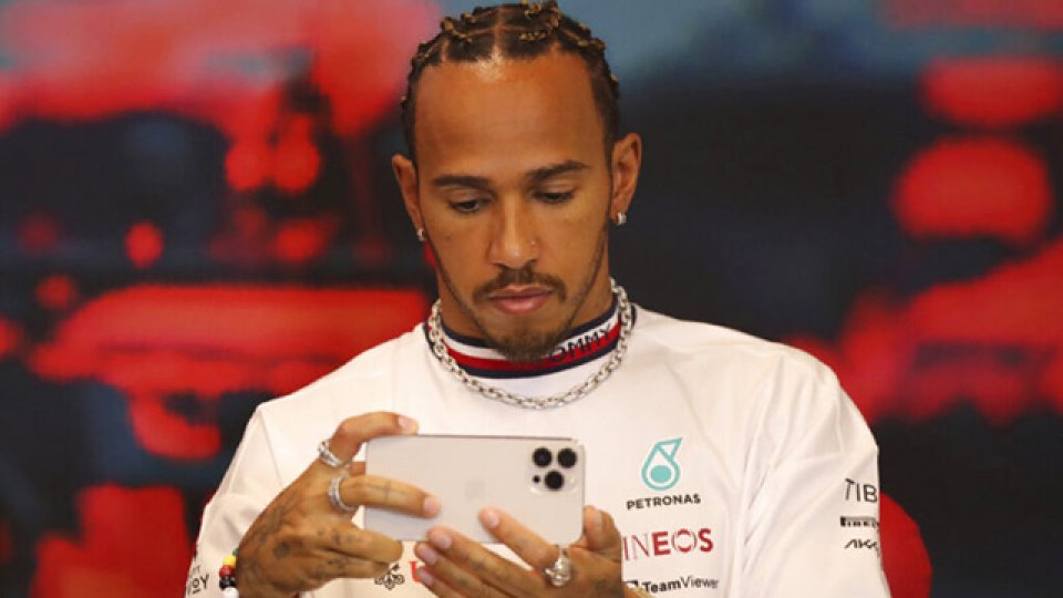 Hamilton apuntó contra la escudería Mercedes por malos resultados.