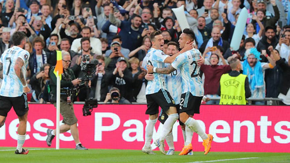 Una Argentina superlativa goleó a Italia 3 a 0 y se quedó con la Finalissima.