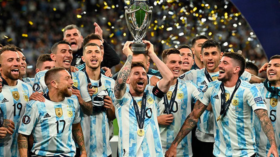 Una Argentina superlativa goleó a Italia 3 a 0 y se quedó con la Finalissima.