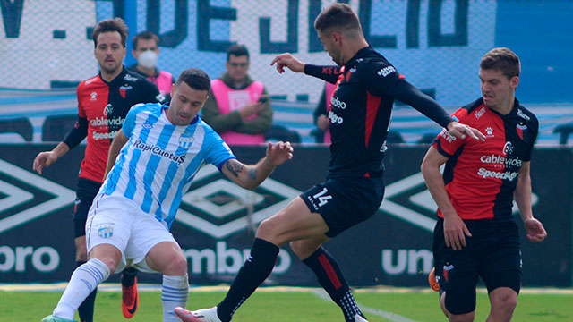 Atlético Tucumán rescató un agónico empate ante Colón.