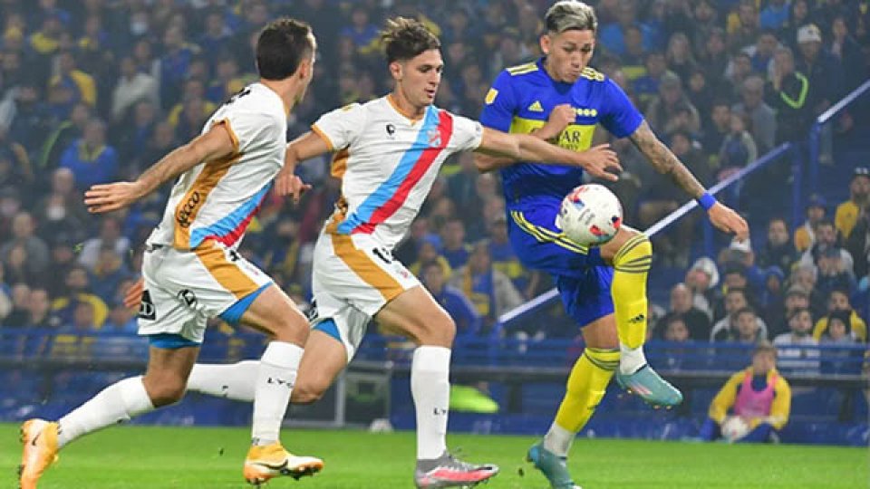 Boca venció por 2-1 a Arsenal y extendió su buena racha.