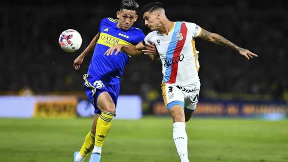 Boca venció por 2-1 a Arsenal y extendió su buena racha.