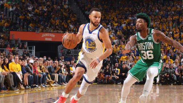 Warriors y Celtics van por el quinto juego de la NBA.
