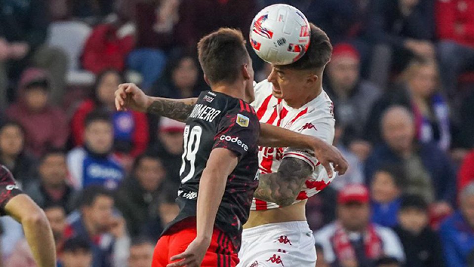 River consiguió su primera alegría con una goleada ante Unión en Santa Fe.