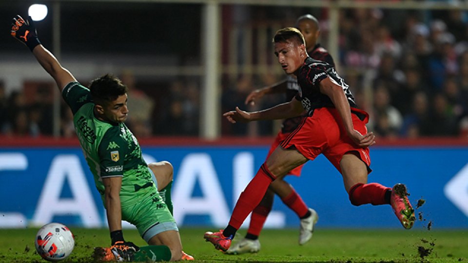 River consiguió su primera alegría con una goleada ante Unión en Santa Fe.