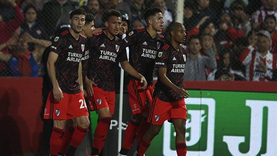 River consiguió su primera alegría con una goleada ante Unión en Santa Fe.