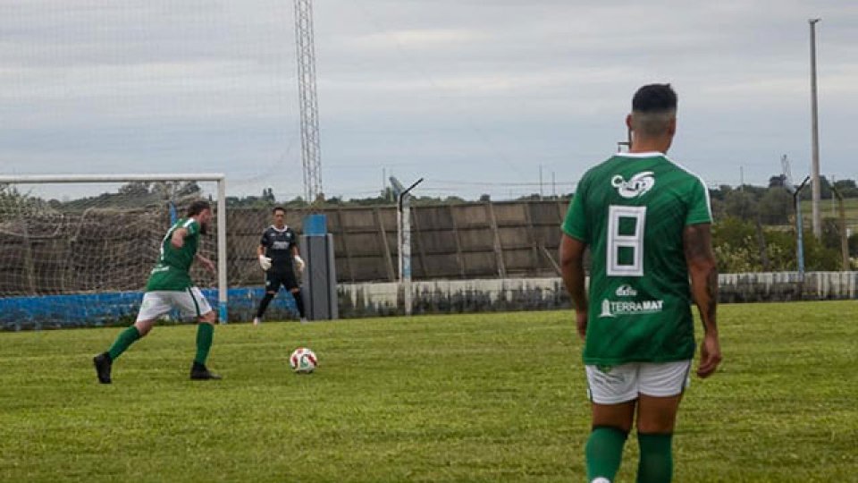 Peñarol y Oro Verde juegan el partido pendiente en Toritos.