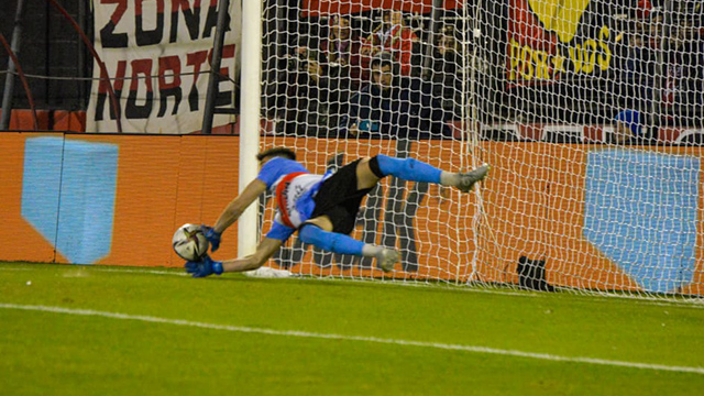 Altamirano evitó el gol de Colón en el primer tiempo.