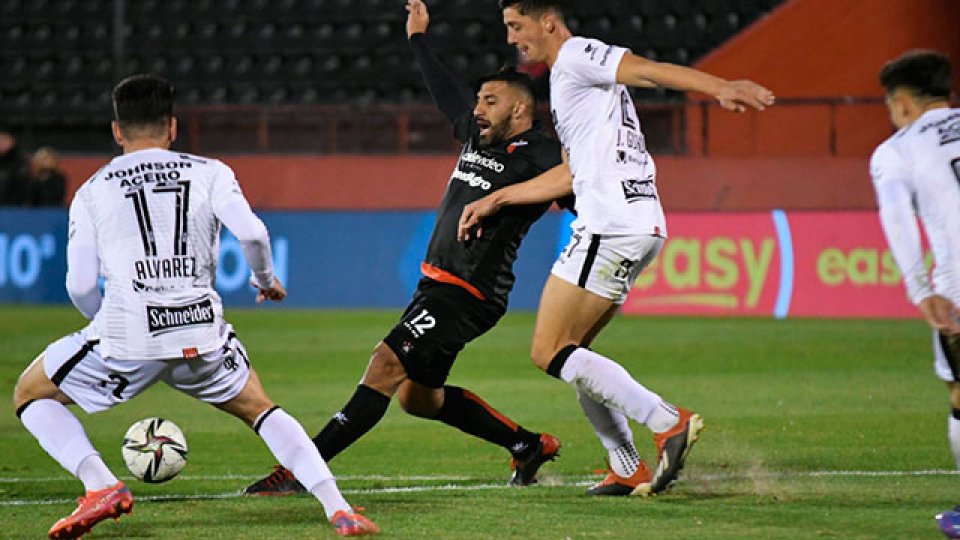 Patronato le ganó por penales a Colón y avanzó a octavos. (@Copa_Argentina)