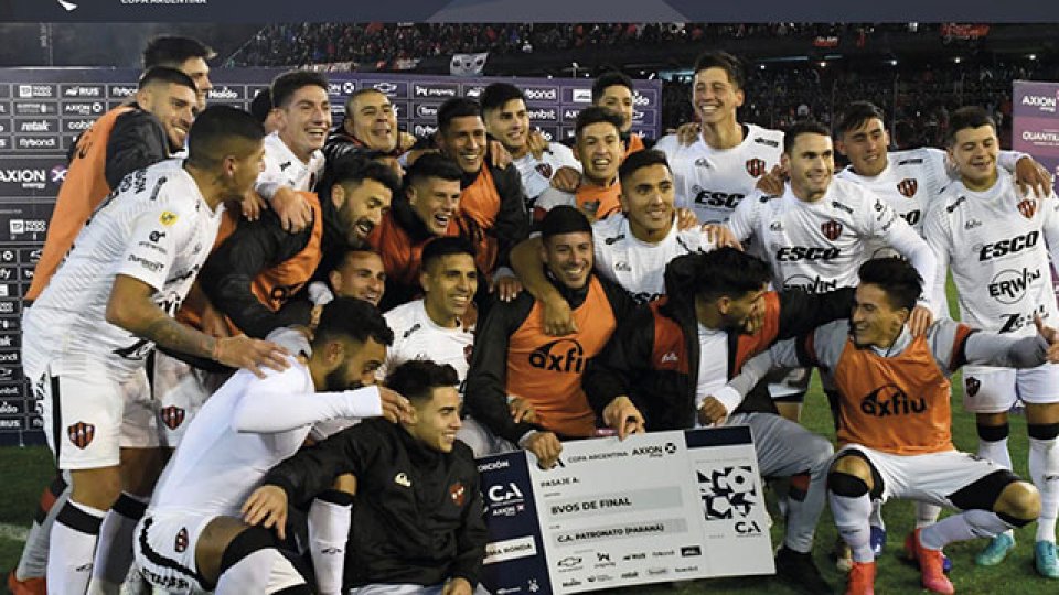 Patronato le ganó por penales a Colón y avanzó a octavos. (@Copa_Argentina)