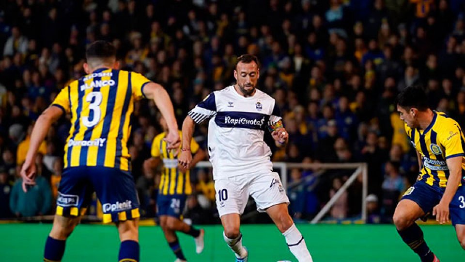 En el debut de Tevez como DT, Rosario Central perdi&oacute; de local ante Gimnasia.