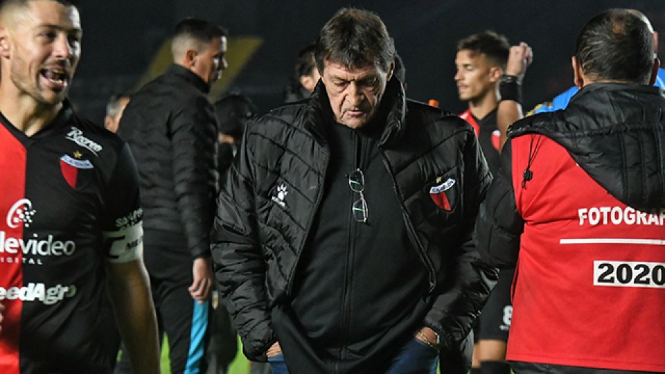 Falcioni se alejó de Colón tras la eliminación de la Copa Libertadores.