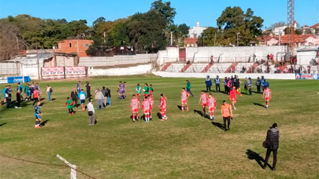 Gimnasia de Concepción del Uruguay le ganó en el final 2-1 a Paraná.