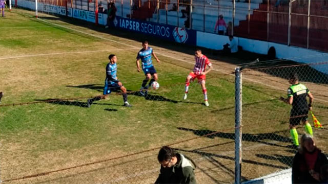 Gimnasia de Concepción del Uruguay le ganó en el final 2-1 a Paraná.