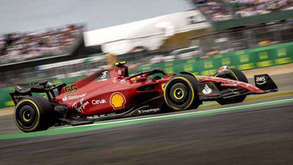 En un caótico Gran Premio de Silverstone, Sainz logró su primera victoria.