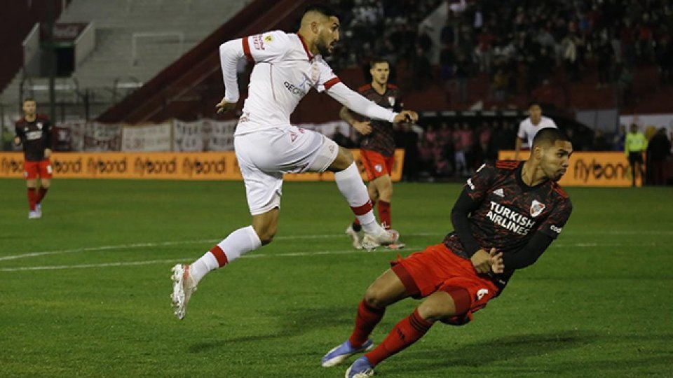 El River alternativo tuvo una noche para el olvido y cayó frente a Huracán.