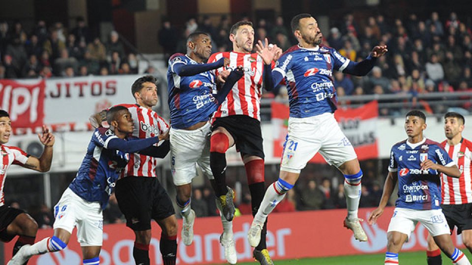 Estudiantes goleó 3-0 a Fortaleza y se clasificó a cuartos de final.