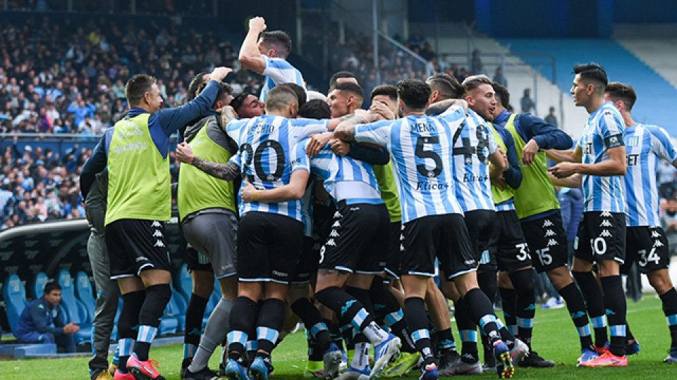 Racing visita a Colón con la obligación de conseguir un triunfo.