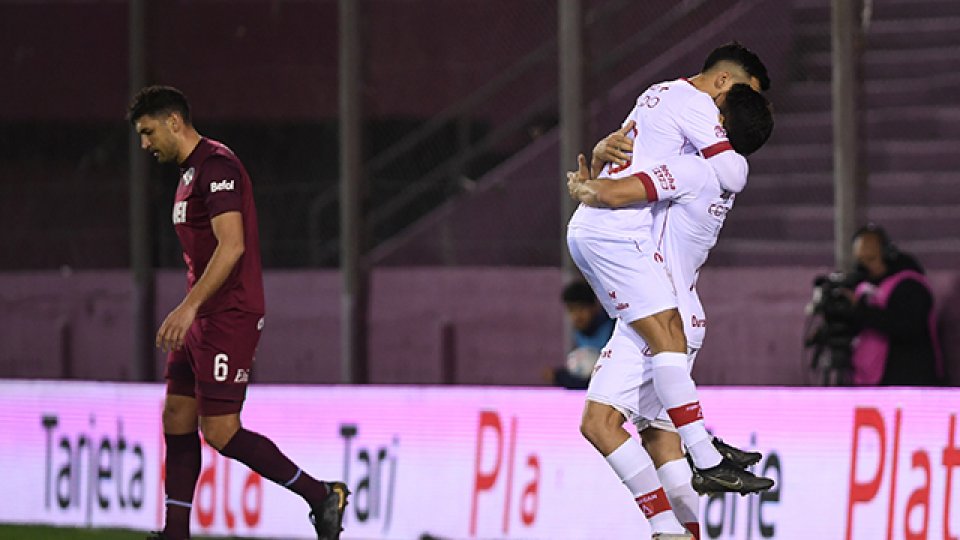 Huracán supo revertir el juego para vencer a Lanús y trepar al tercer puesto.