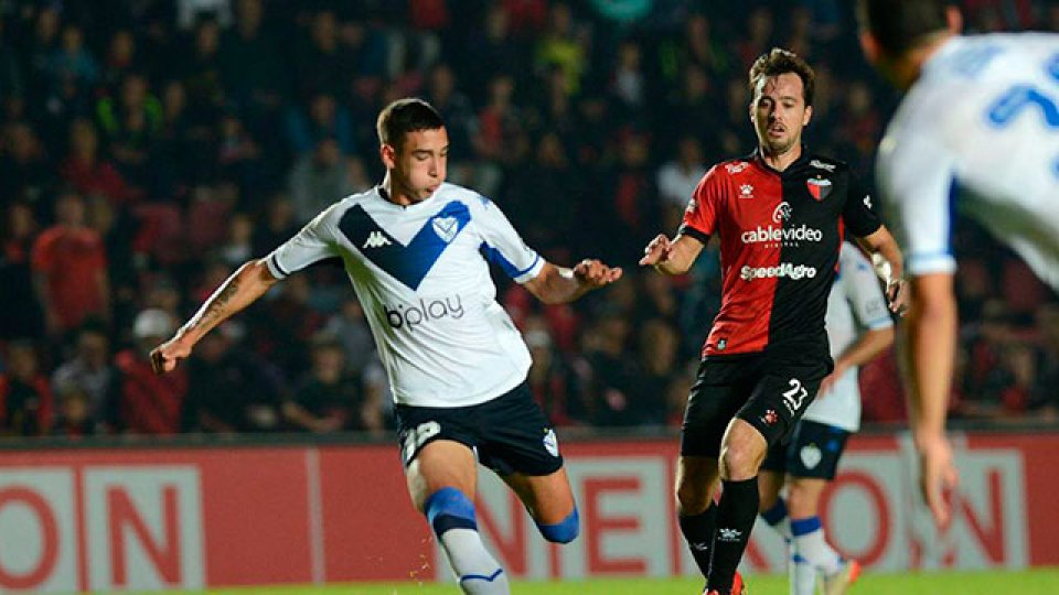 En Santa Fe, Colón festejó ante Vélez en un partido cargado con polémicas