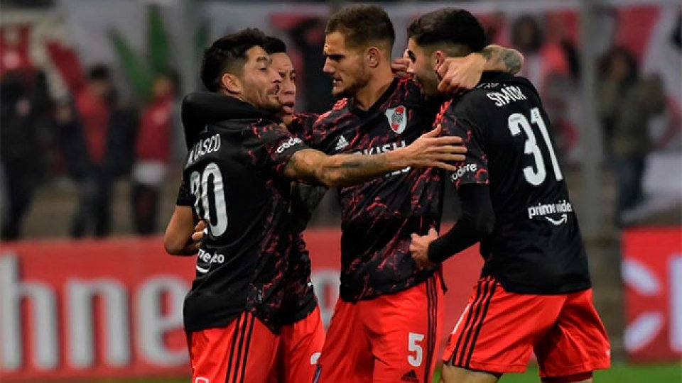 River goleó a Barracas Central y se clasificó a octavos.
