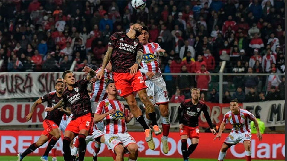 Con tres golazos, River goleó a Barracas Central.