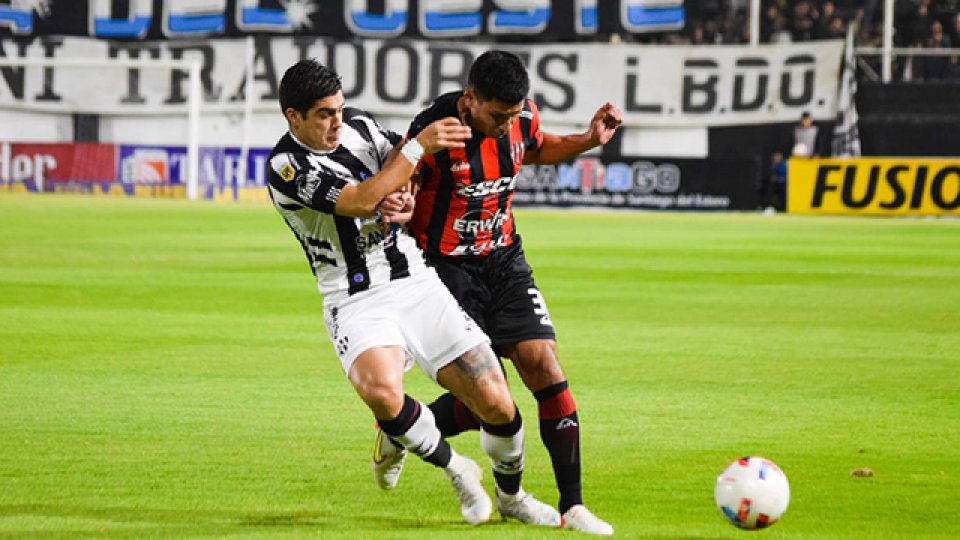 Patronato le ganó 3-1 a Central Córdoba en un duelo clave.