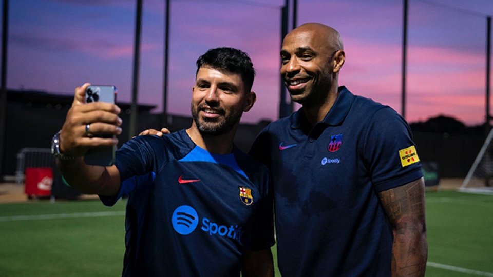 Agüero estuvo de visita en el entrenamiento de Barcelona en Miami.