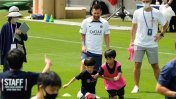 Messi compartió una divertida práctica con chicos en la gira de PSG en Japón