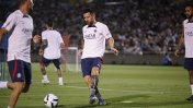 Video: un niño se metió a la cancha y buscó a Messi que le firmó una camiseta de Argentina