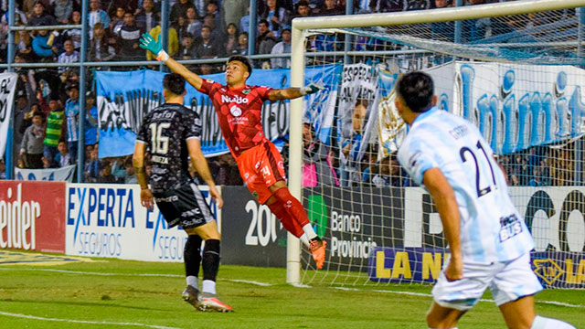 Atlético Tucumán sigue en la punta tras vencer a Sarmiento.