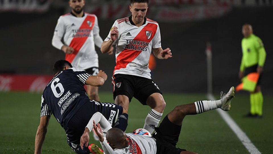 River derrotó a Gimnasia en una dura prueba y se recuperó.