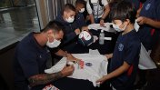 Messi, a puro autógrafo y fotos con chicos en Japón durante la gira de PSG