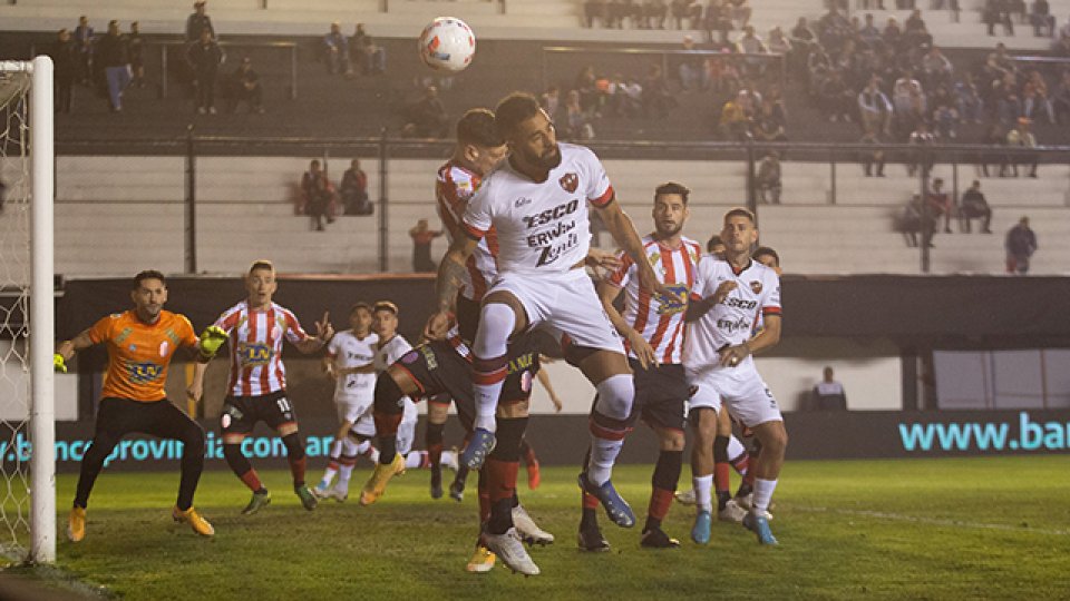 Patrón perdió de visitante en un juego muy controvertido.